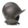 17./18. Jh. Helm, sogen. Sturmhaube. Eisen. Wangenklappe mit Scharnier und Lederriemen. H. 24 cm. Alterungs- und Gebrauchsspuren.