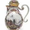 Kaffeekanne mit Kauffahrteiszenen, Meissen um 1730, Johann Gregorius Höroldt zugeschrieben