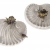 Sehr seltene Deckeldose in Form eines Seeohres. Nymphenburg um 1770. Preßmarke Rautenschild im Deckel; geritzt 