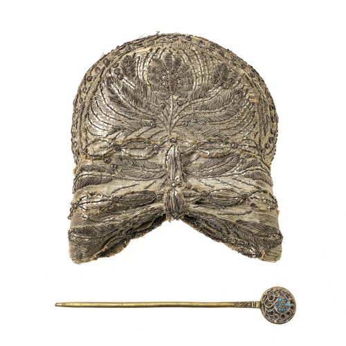 Münchner Riegelhaube und Haarpfeil. Goldene Drahtstickarbeit. Alterungspuren, leicht besch.