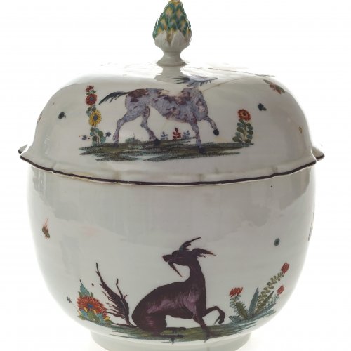 Terrine mit Fabeltier. Meissen, um 1740.