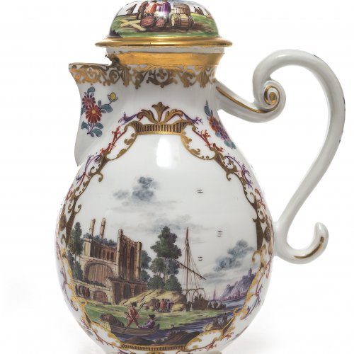 Kaffeekanne mit Kauffahrteiszenen, Meissen um 1730, Johann Gregorius Höroldt zugeschrieben