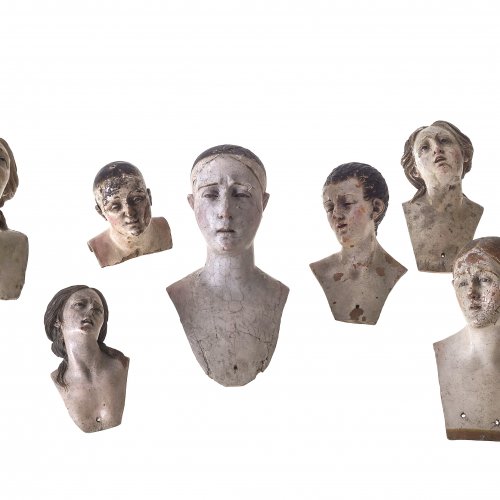 Neun Köpfe von Krippenfiguren
