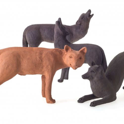 Wolfsrudel (vier Wölfe). Keramik. H. je ca. 25 cm.