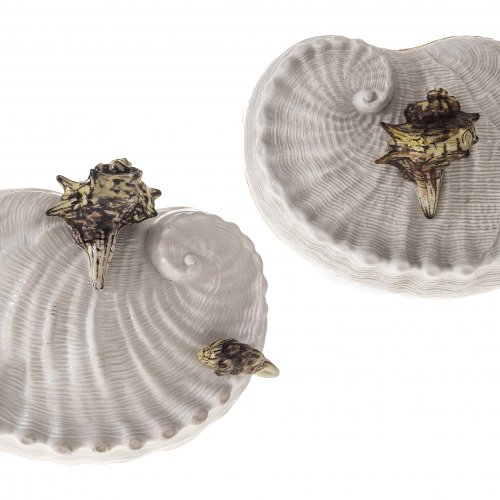 Sehr seltene Deckeldose in Form eines Seeohres. Nymphenburg um 1770. Preßmarke Rautenschild im Deckel; geritzt 