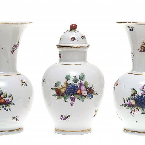 Drei Vasen. Nymphenburg um 1765. Bemalung: Joseph Zächenberger (1732-1802).