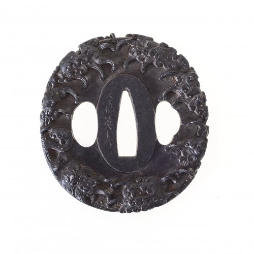 Tsuba. Eisen. Wellendekor.Omori Teruhide (1730-1798), zugeschrieben. ø 7,5 cm. Sign.