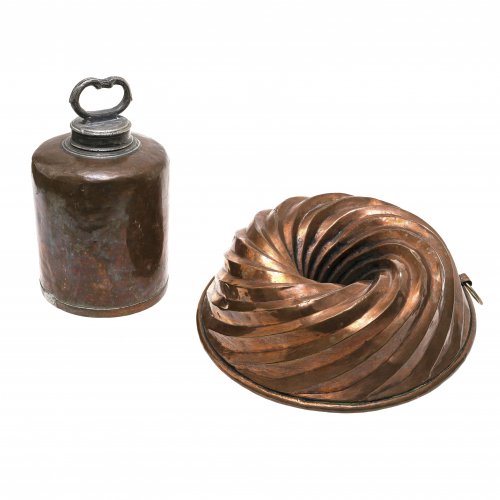 Gugelhupfform und Schraubflasche. Kupfer. Gebrauchsspuren, Flasche rep. ø 27 cm bzw. H. 23 cm.