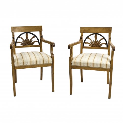 Stuhlsatz, bestehend aus zwei Stühlen und zwei Armlehnstühlen. Ahorn, massiv bzw. furniert. Besch. H. 86 cm.