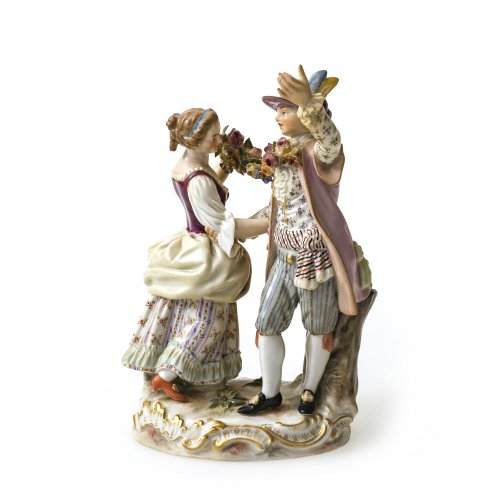 Tanzendes Paar mit Rosengirlande. Meissen. Porzellan, farbig staffiert. Leicht best., rest. H. 15,5 cm.