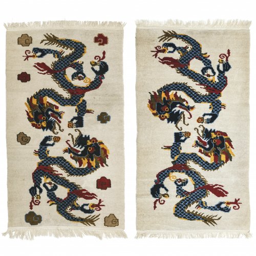 Zwei Teppiche. Tibet. Weißgrundig, jeweils buntfarbiges Drachenmotiv. 160 x 90/92 cm.