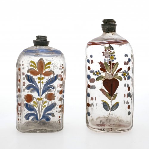 Zwei kleine Schnapsflaschen. Süddeutsch. Farbloses Glas, farbige Emailmalerei. H. 10-12 cm.