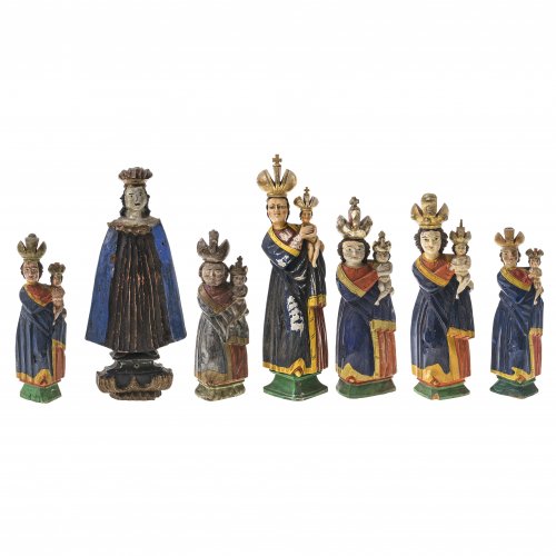 Sechs Holzscheitelmadonnen mit Jesuskind auf dem linken Arm sitzend. Böhmen. Nachbildung der 
