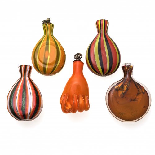 Fünf Schnupftabaksflaschen: eine in Form einer Neidfeige, drei in Birnenform, eine in Linsenform. Farbloses Glas, farbiger Überfang. H. 9-10 cm.