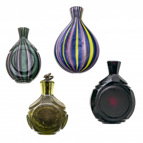Vier Schnupftabaksflaschen. Farbloses Glas mit purpurfarbenem bzw. olivgrünem Überfang, zwei mit farbigen Bändern (sog. Bandlgläser), Schliffdekor. Leicht best. H. 8-10 cm.