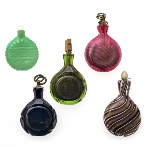 Fünf kleine Schnupftabaksflaschen. Kobaltblaues, pastellgrünes  Glas, Uranglas sowie farbloses Glas mit rosalinfarbenem bzw. mit geschnürltem Überfang. H. 5,5-7,5 cm.