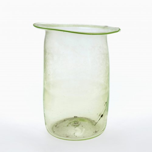 Topf. Annagrünes Glas. Herstellungsbedingte Unebenheit. H. 26,5 cm.