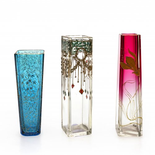 Drei kleine Vasen. Farbloses Glas mit Überfang bzw. türkisblaues, transparentes Glas. Email- und Golddekor. Min. berieben, eine best. H. 11-13 cm.