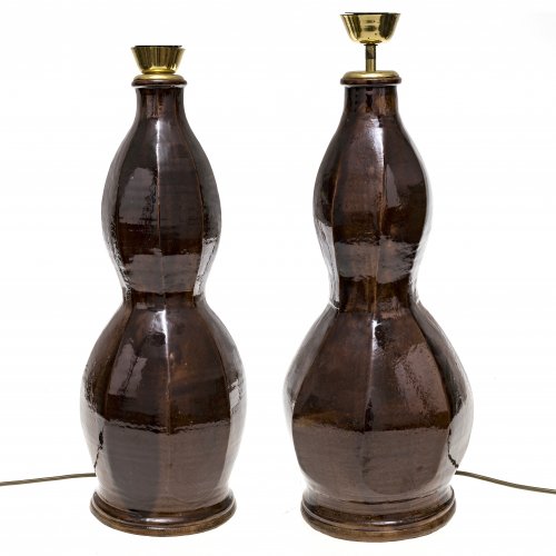 Ein Paar Lampenfüße. Manz, Jörg von. Irdenware, braun glasiert, gekantete Balusterform, elektr. H. ohne Montierung 52-54 cm.