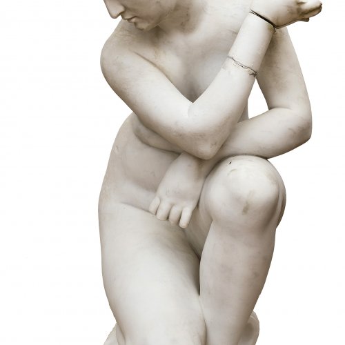 Gartenfigur. Kauernde Venus/Aphrodite , Marmor (gegossen?). H. 85 cm. Besch., einige Finger fehlen, Hand rep.