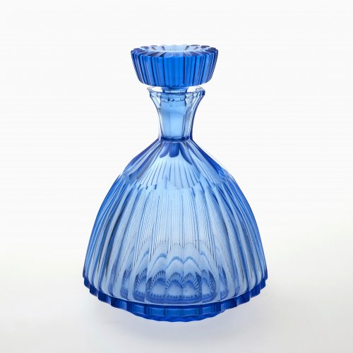 Karaffe. 1. H. 20. Jh. Blaues Glas mit dekorativem Schliff. Minimale Gebrauchsspuren. H. 19,5 cm.
