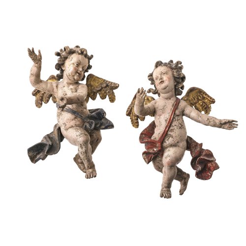 Ein Paar Engel. Südtirol, 20. Jh. Holz, übergangene Inkarnat-, Gold- und Farbfassung. H. 39 cm. Fassung besch.