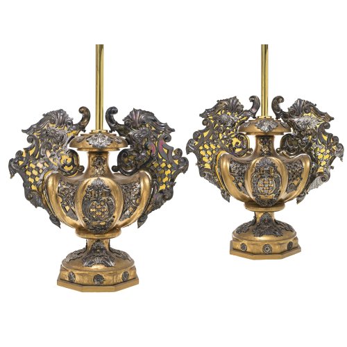 Ein Paar Altarvasen als Lampenfüße. Barockstil. Holz,  goldfarben gefasst, versilberte Beschläge. Elektr. H. Vasen 35 cm.