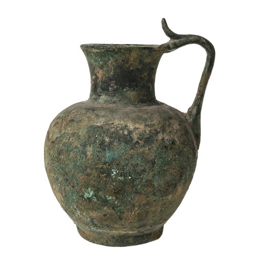 Krug. Kupfer, starke Oxidationsspuren. Späthellenistisch/römische Kaiserzeit, 1. Jh. v. Chr.  H. 16 cm.