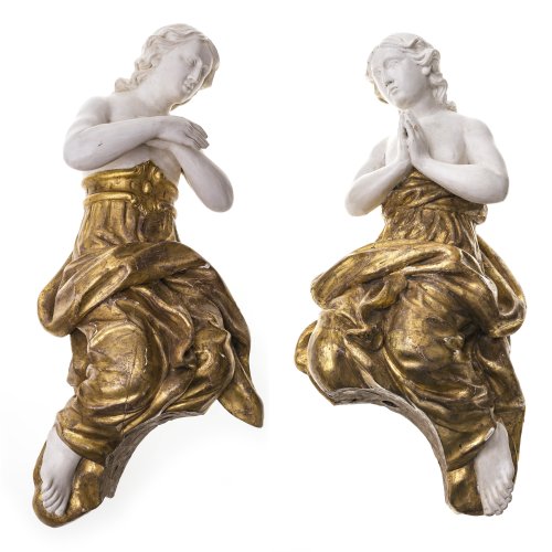 Zwei adorierende Engel. Süddeutsch, 18. Jh. Holz, übergangene Fassung. Alterungsspuren. H. 80 - 85 cm.