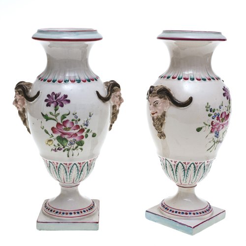 Ein Paar Vasen. Fayence, farbig bemalt. Satyrköpfe. Leicht best., berieben. H. 21 cm.