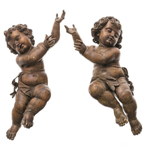 Zwei Engel schwebend. Süddt., 18./19. Jh.Engel mit lockiger Haartracht und Tuchdraperie. Besch., rep., ein Finger fehlend,  leicht wurmstichig. L. ca. 67- 72 cm.