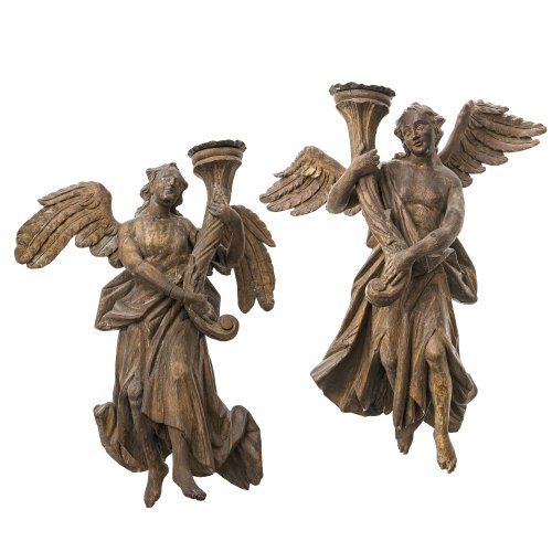 18./19. Jh. Zwei Leuchterengel im gotischen Stil. Holz, gebeizt. Leuchter als Füllhorn ausgearbeitet. Rückseite flach, Flügel montiert. Ein Engel stark besch. und rep. H. ca. 42 cm.