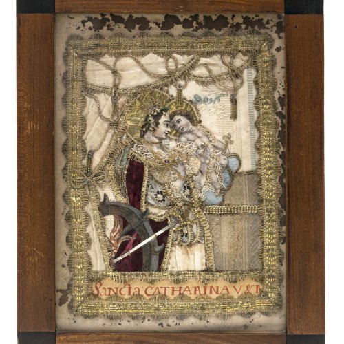 Spickelbild, 19. Jh. Bildnis der hl. Katharina mit Jesuskind.  Kol. Stich, Stoffapplikationen, Golddraht. Leicht besch. 23 x 17 cm.