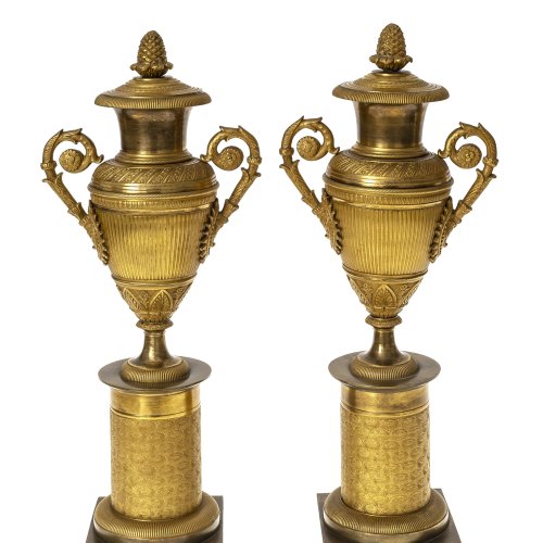 Ein Paar Ziervasen mit Kerzentüllen, Bronze, feuervergoldet, Frankreich, Empirdekor, H. 38 cm.