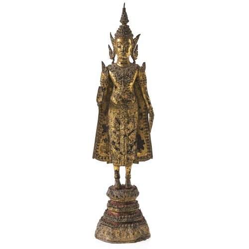 Buddha im Fürstenschmuck, Thailand. Ratanakosin. Bronze, über Schwarzlack vergoldet, gefüllt. Verwitterungsspuren. H. 44 cm.