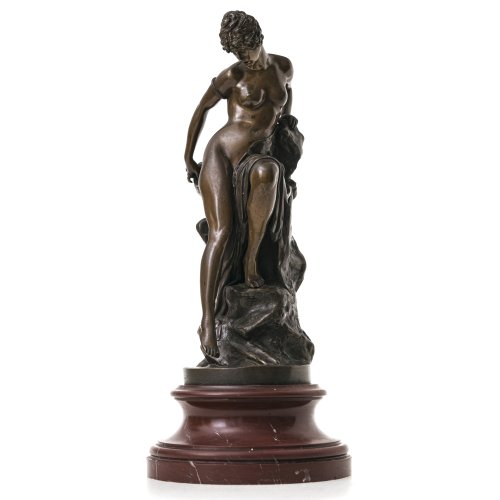 Lepcke, Ferdinand. Nacktes Mädchen mit Tuch auf einem Felsen sitzend. Bronze. H. 38 cm (mit Sockel). Sign.