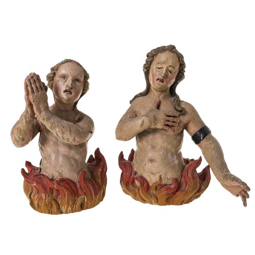 Zwei arme Seelen im Fegefeuer. Süddeutsch. Holz, geschnitzt, übergangene Farbfassung. Besch., best. und rep.  H. 28,5 bzw. 31 cm.