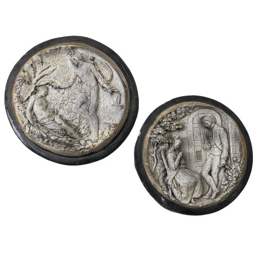 Zwei Reliefmedaillons. 19. Jh. Venus und Adonis bzw. galante Szene. Keramik, glasiert. ø 17,5-18,5 cm.