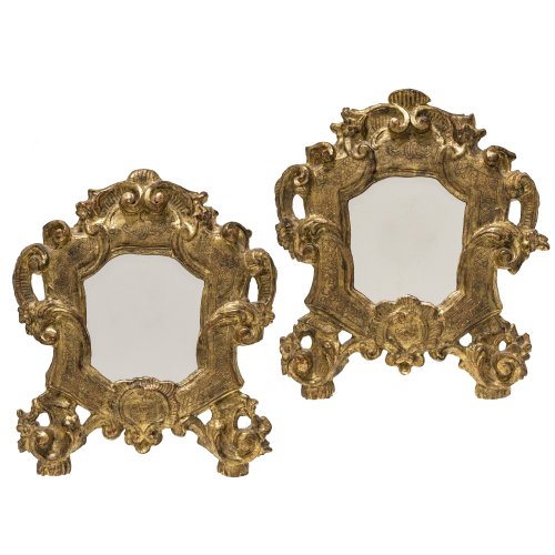 Ein Paar Spiegelkartuschen. Süddeutsch. Geschnitzt, vergoldet. Rest., Spiegelglas erg. 40 x 34 cm.
