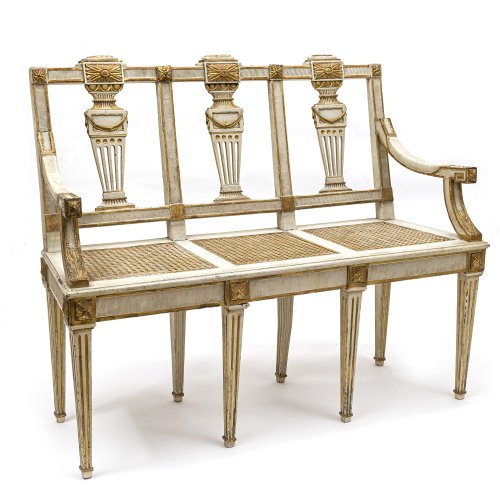 Pagenbank. Im Stil des Louis-seize. Holz, weiß und gold gefasst. 94 x 114 cm. Sitzhöhe 46 cm. Gebrauchsspuren