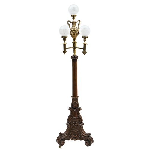Salon-Stehlampe, dreiflammig. Schaft aus Holz, Glaskugelschirme. H. 203 cm.