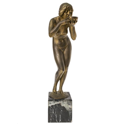 Seifert, Victor. Die Trinkende. Bronze, goldfarben patiniert. H. 45 cm.