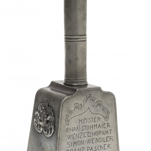 Zunftzeichen. Zinn. Süddeutsch, 19. Jh. In Form eines Bierschlegels. Mit Inschriften. L. 36,5 cm.