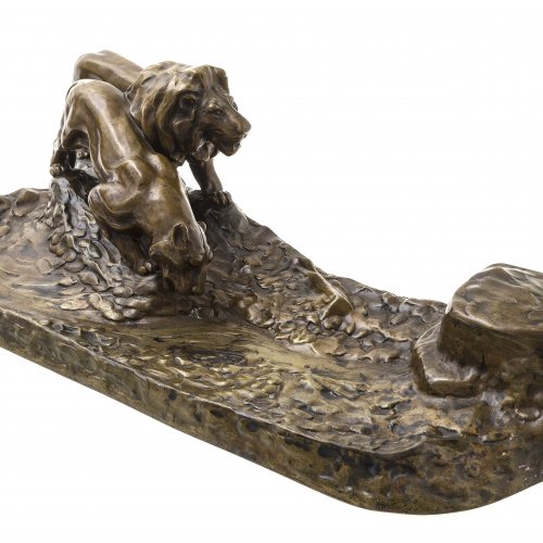 Gornik, Friedrich. Tintenzeug, Bronze. Löwen an der Tränke. L. 48 cm.