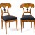 Ein Paar Stühle. Süddeutsch, um 1830. Kirschbaum furniert und massiv. H. 90 cm, Sitzhöhe 48 cm.