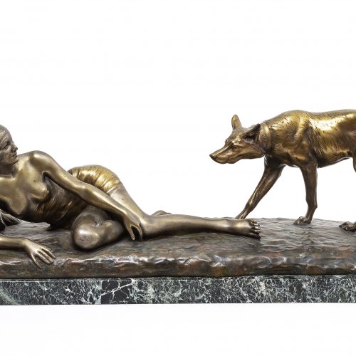 Riché, Louis. Liegendes, halbnacktes Mädchen zwischen zwei Hunden. Bronze. L. 82 cm. Sign.