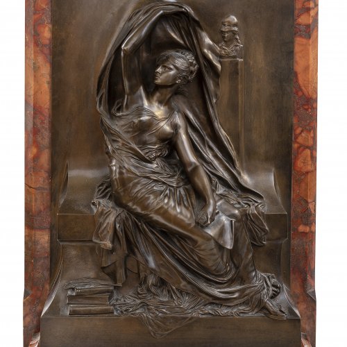 Chapu, Henri. Sitzende Muse. Bronze 60,5 x 37 cm,  auf Marmorplatte montiert. 73 x 42,5 x 17,5 cm.