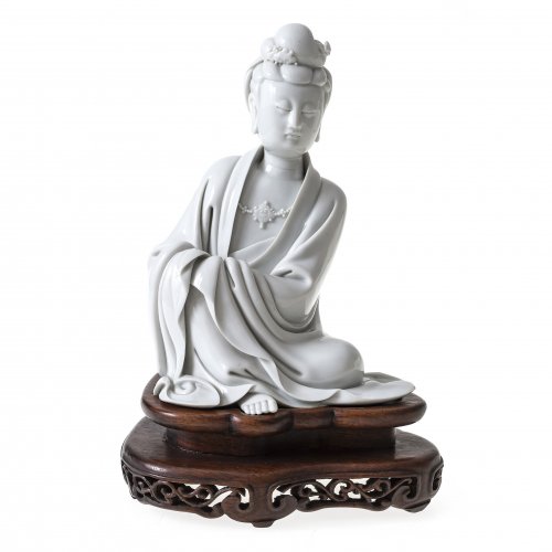 Guanyin, Porzellan, Blanc de Chine, auf Holzsockel, H. 20 cm.