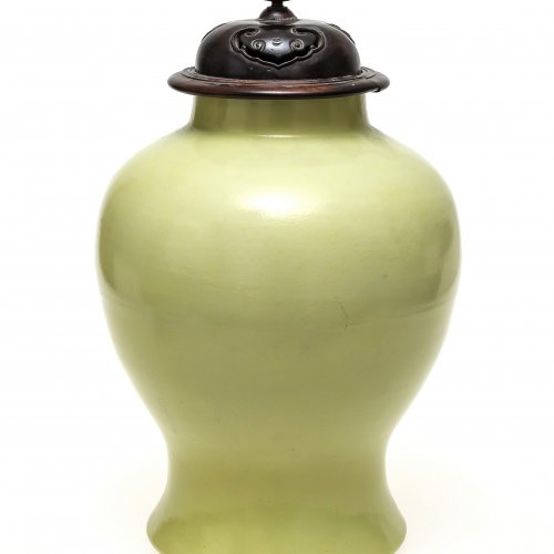 Vase, China, Kangxi(?), Porzellan, gelbe Glasur, Holzdeckel, H. 30 cm.