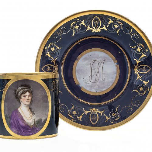 Porträt Tasse mit Untertasse. Königin Caroline Friederike von Bayern und König Max I. Joseph mit Initialen auf der Unterschale. Nymphenburg um 1808.